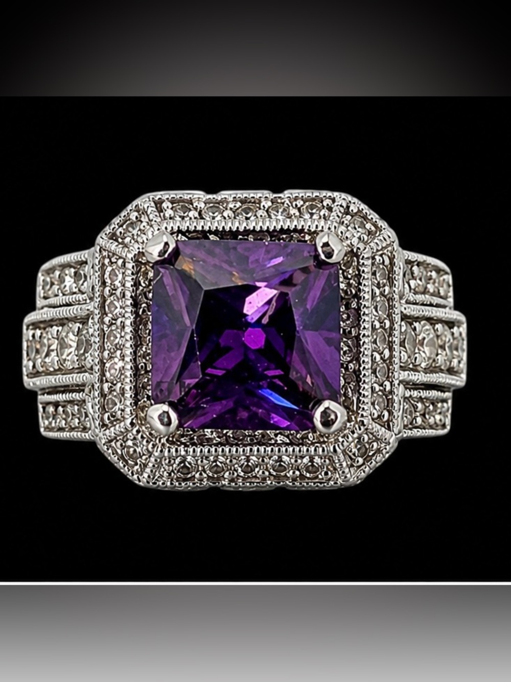 Vintage Amethyst Cocktail Ring
Pave Rhinestones, excellent condition - Size 7